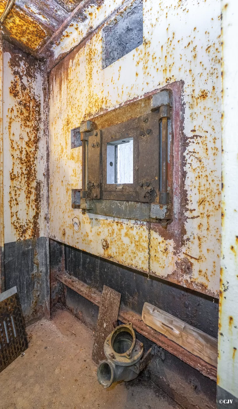 Ligne Maginot - LES AITTES - (Ouvrage d'infanterie) - Bloc 4
Chambre de tir exiguë avec créneau JM / AM - Lia VERMEULEN