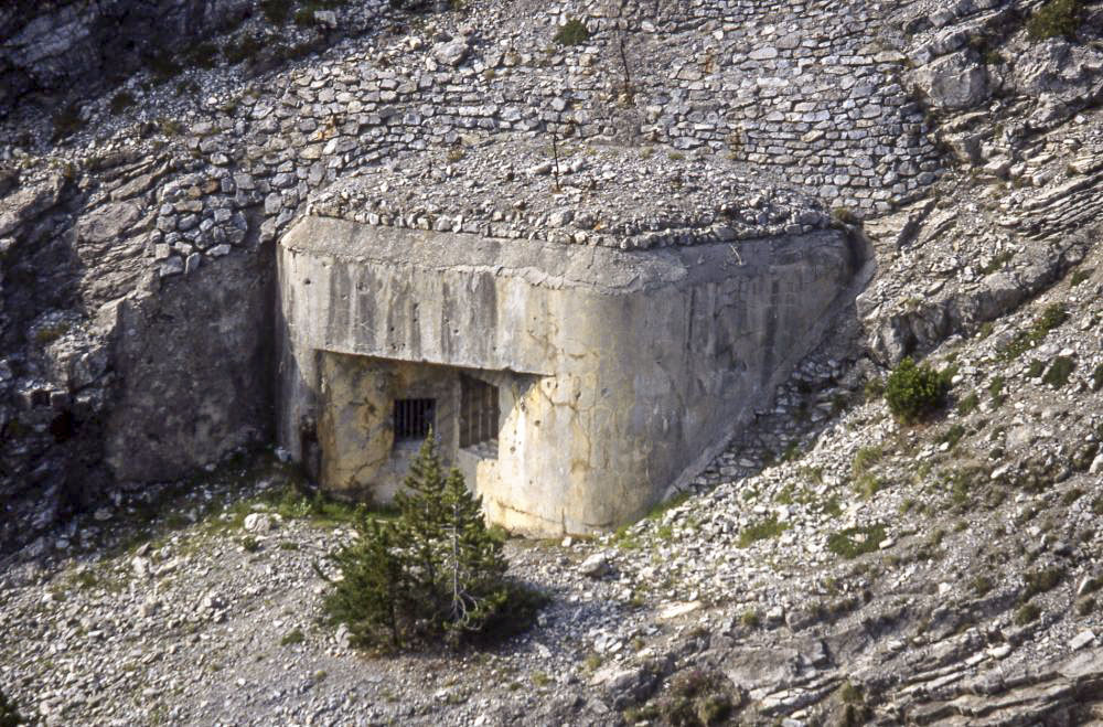 Ligne Maginot - LES AITTES - (Ouvrage d'infanterie) - Bloc 4 vu de l'autre côté du vallon. Noter les restes de peinture de camouflage. - J-M. JOLAS