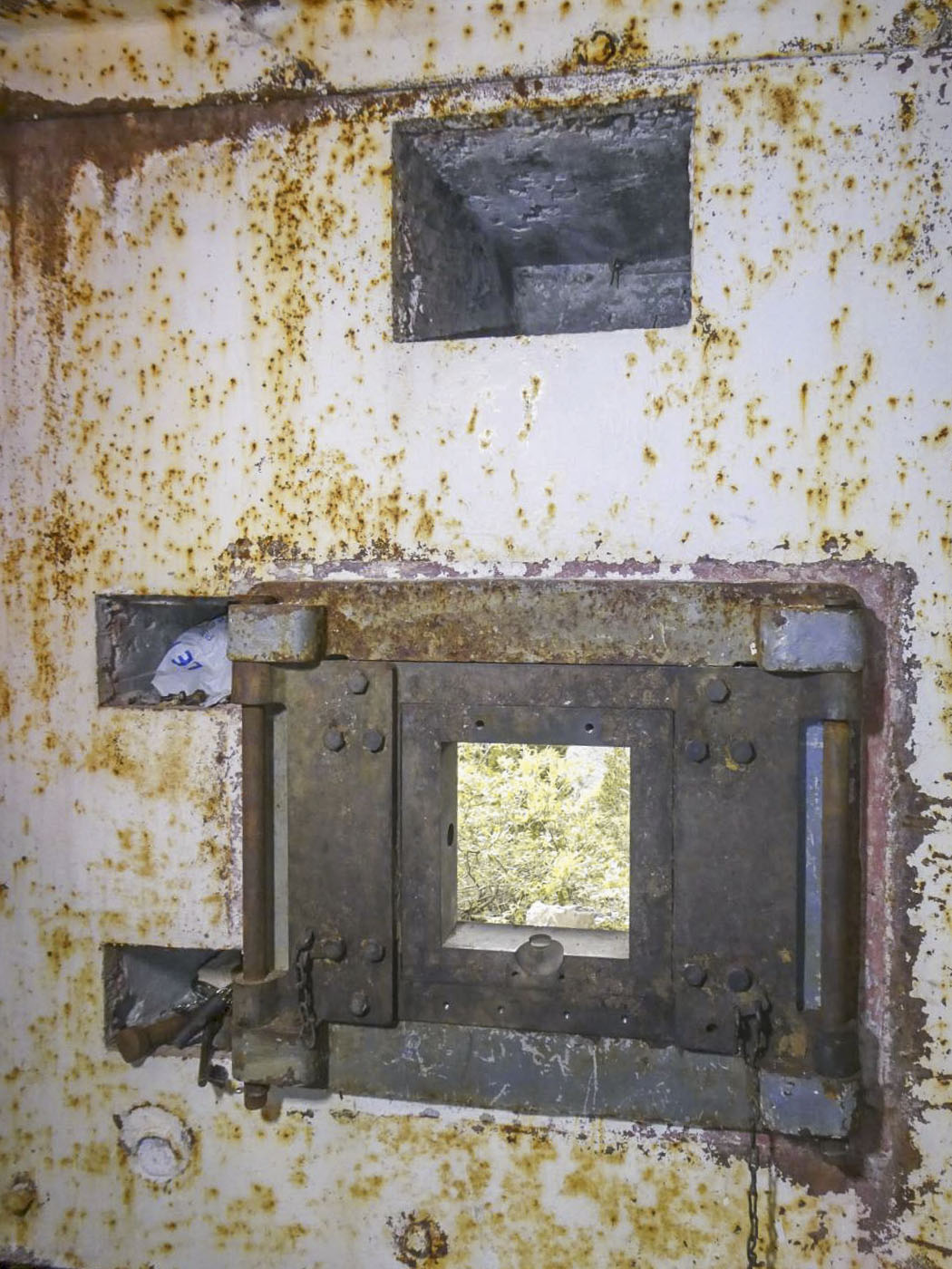 Ligne Maginot - LES AITTES - (Ouvrage d'infanterie) - Bloc 4
Créneau avec au dessus l'emplacement pour installer la poutre de l'arme mixte. - ELLENA Daniel - CUNY Philippe