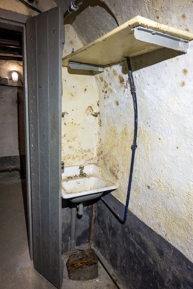 Ligne Maginot - LES AITTES - (Ouvrage d'infanterie) - Lavabo dans la chambre officier - Michel Teiten