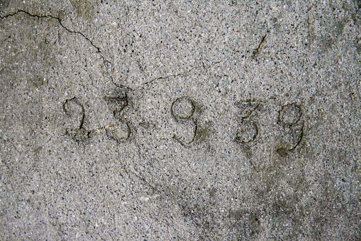 Ligne Maginot - LES AITTES CAVERNE - (Abri) - Quelques inscriptions dans l'encadrement de la porte - Alain Perouffe