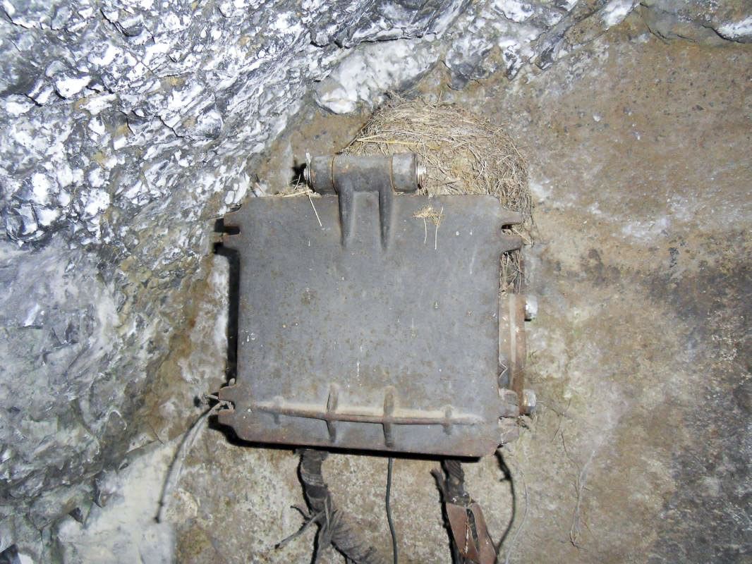 Ligne Maginot - LES AITTES CAVERNE - (Abri) - L'installation téléphonique
Boitier de protection - Alain Perouffe