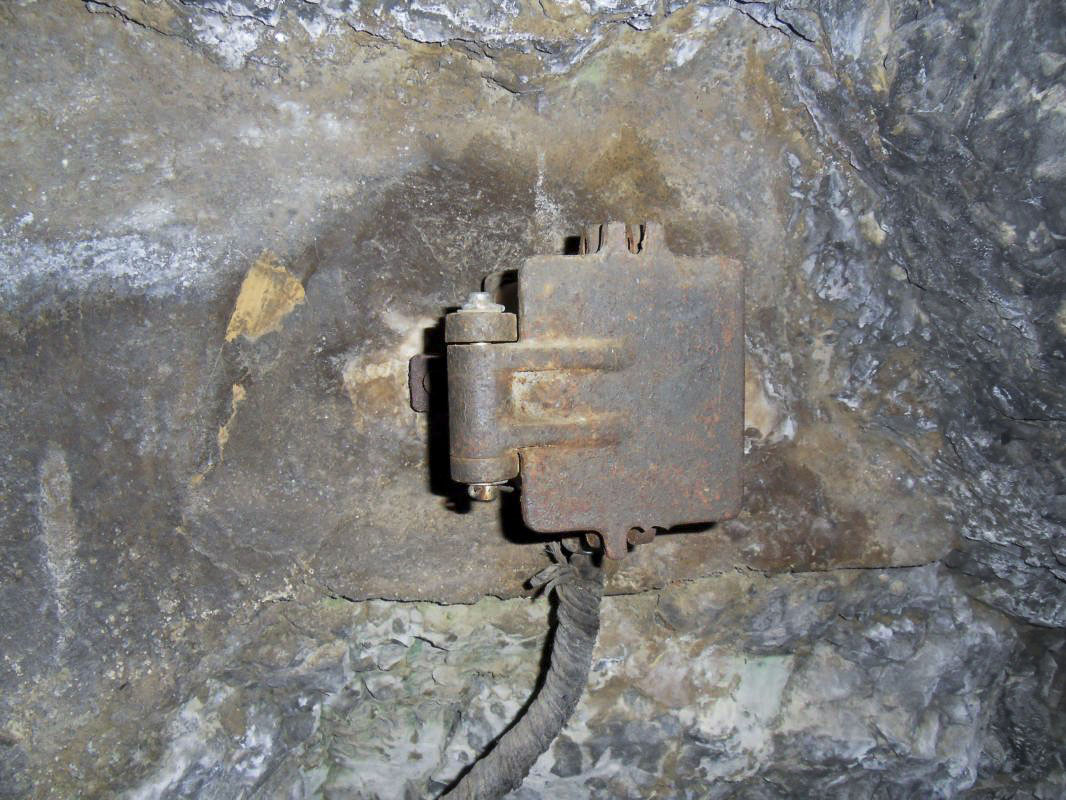 Ligne Maginot - LES AITTES CAVERNE - (Abri) - L'installation téléphonique
Boitier de raccordement pour lignes de campagne - Alain Perouffe