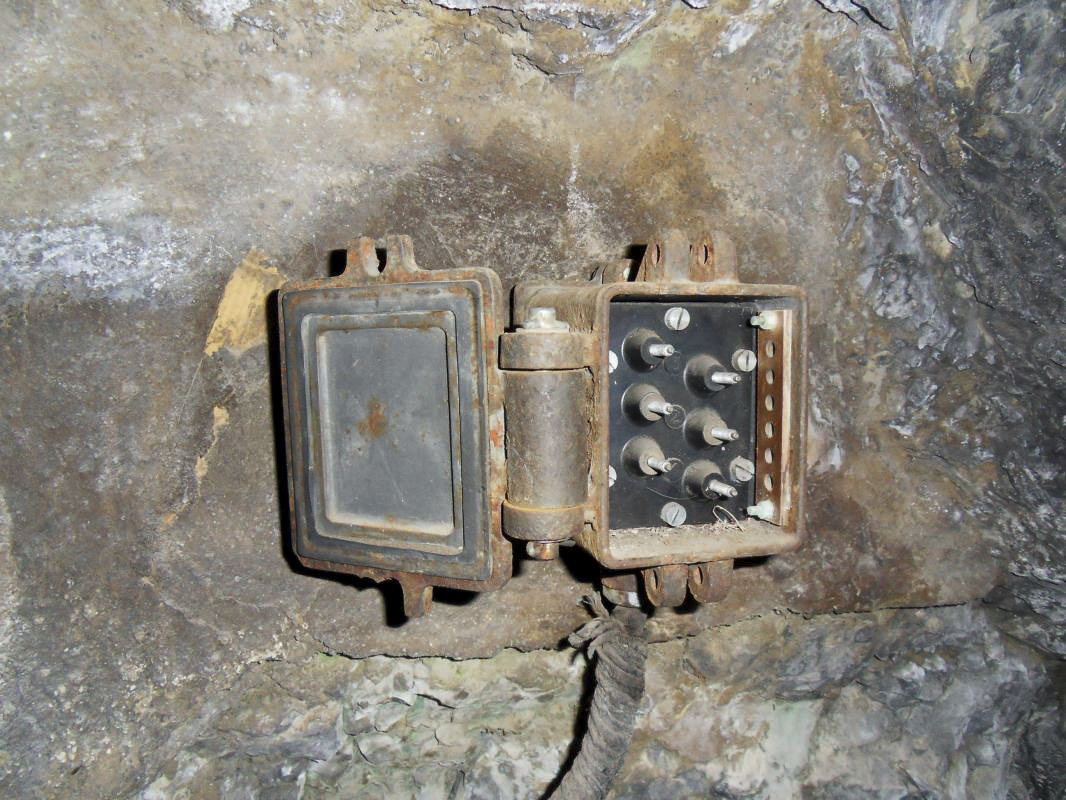 Ligne Maginot - LES AITTES CAVERNE - (Abri) - L'installation téléphonique
Boitier de raccordement pour lignes de campagne - Alain Perouffe