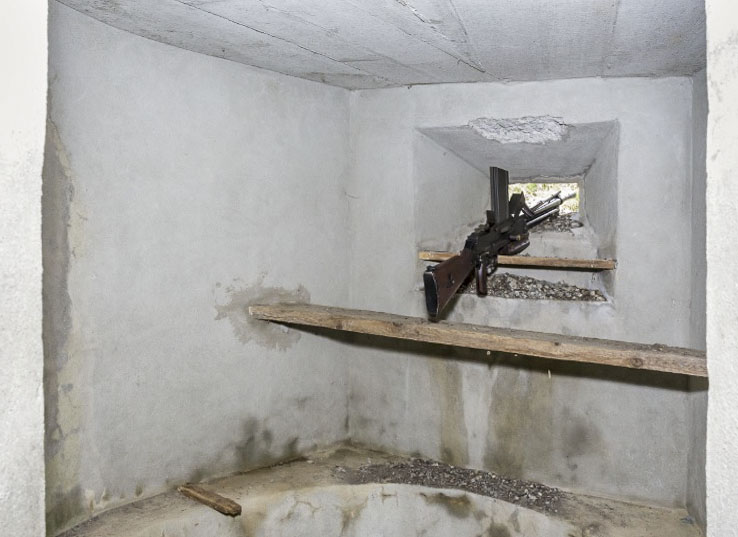 Ligne Maginot - LES AITTES INFéRIEUR 2 - (Blockhaus pour arme infanterie) - FM MAC 24/29 en place dans la pilule (sans bequille) - DG