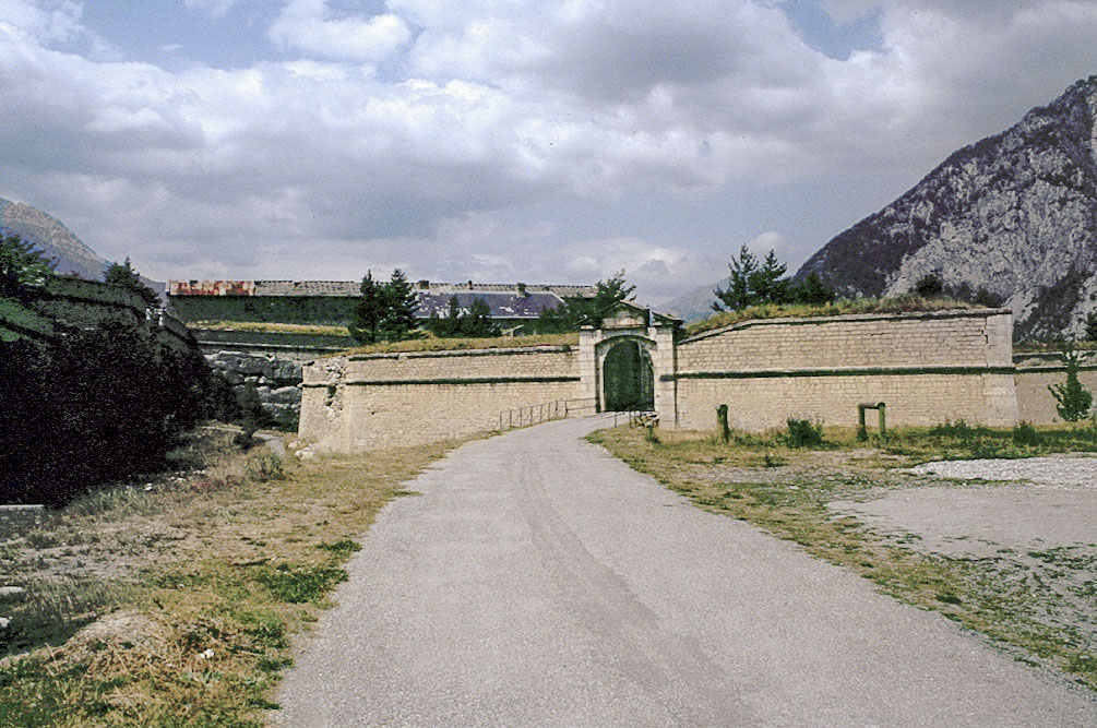 Ligne Maginot - LES TROIS-TETES - (Casernement) - Portail de la demi-lune protégeant l'entrée Est - Alain LOVINY