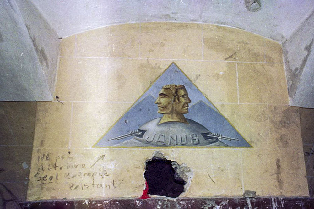 Ligne Maginot - RANDOUILLET (72° BAF ET LE 154°RAP) - (PC de Sous-Secteur) - La célèbre fresque de Janus. Elle a aujourd'hui quasiment disparue. - Alain LOVINY