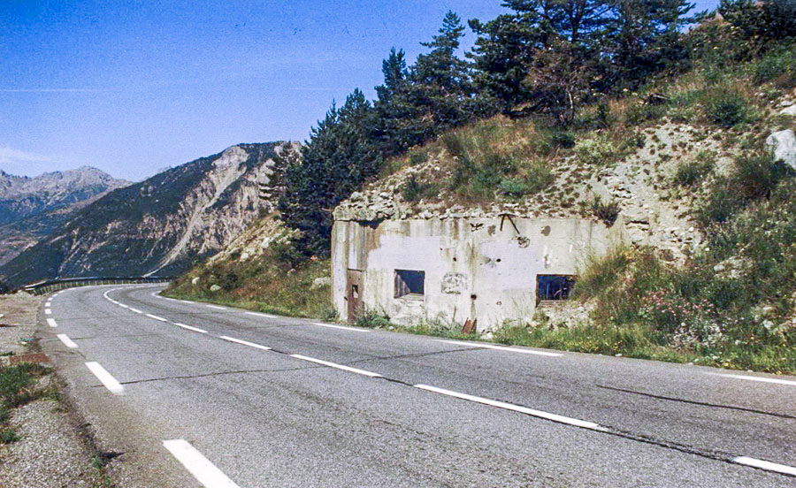 Ligne Maginot - MONTGENEVRE (BARRAGE RAPIDE) - (Blockhaus pour arme infanterie) - Vue extérieure - Pascal LAMBERT