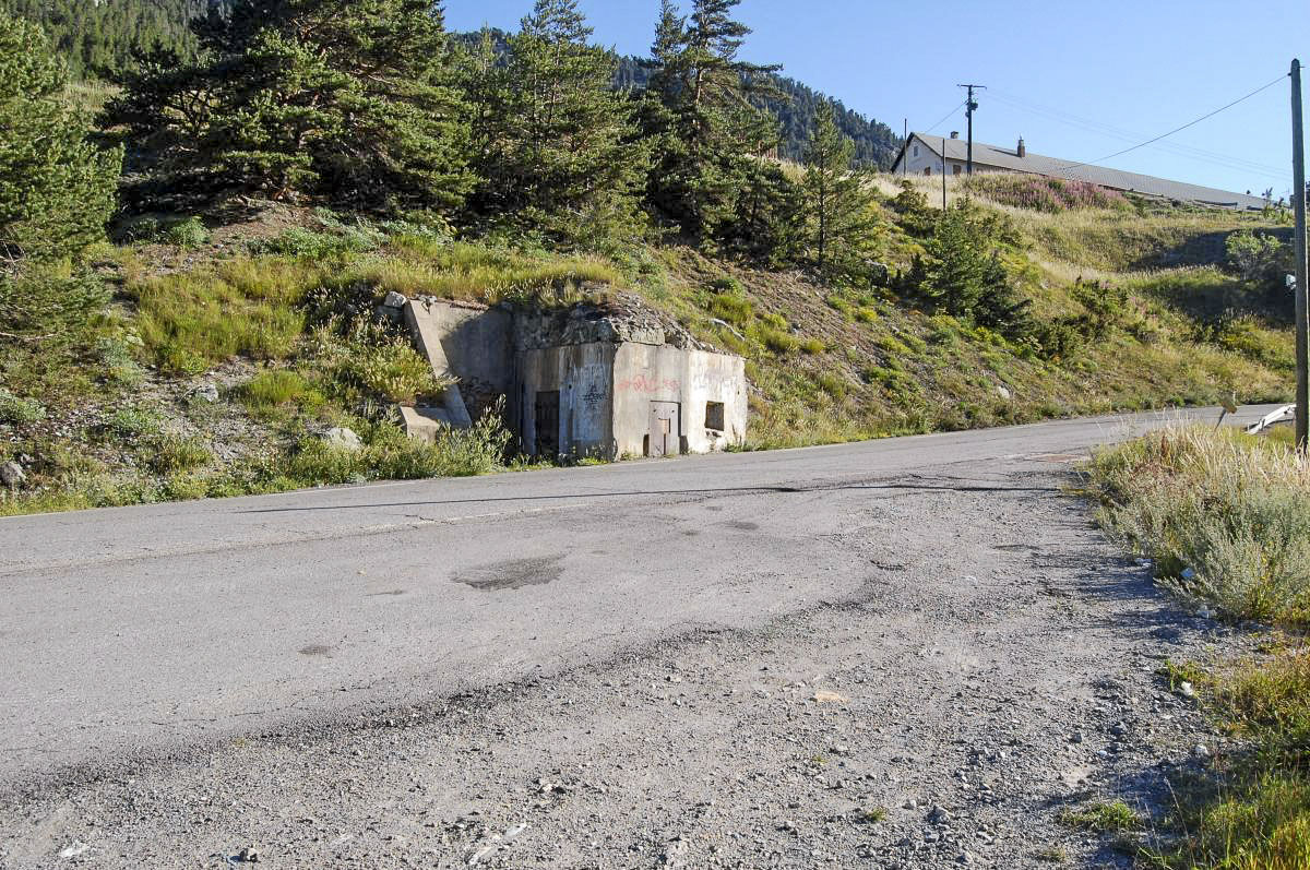Ligne Maginot - MONTGENEVRE (BARRAGE RAPIDE) - (Blockhaus pour arme infanterie) - À l'arrière-plan les baraquements du Clot-Enjaime - Michal Prasil