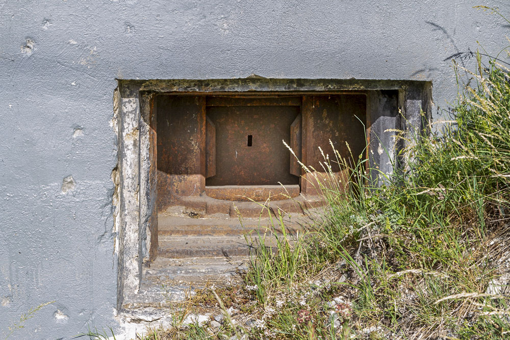 Ligne Maginot - MONTGENEVRE (BARRAGE RAPIDE) - (Blockhaus pour arme infanterie) - Trémie du créneau prenant la route en enfilade  - Michel Teiten