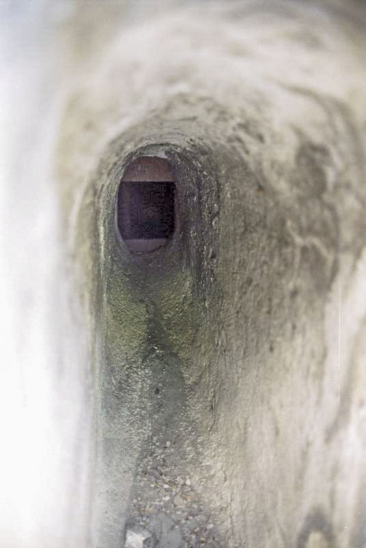 Ligne Maginot - MONTGENEVRE (BARRAGE RAPIDE) - (Blockhaus pour arme infanterie) - Créneau FM pour flanquement de la barrière - Michal Prasil