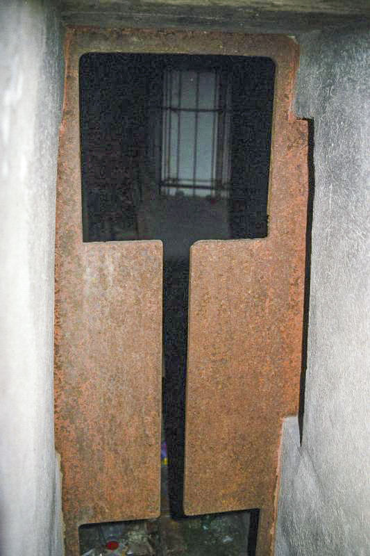 Ligne Maginot - MONTGENEVRE (BARRAGE RAPIDE) - (Blockhaus pour arme infanterie) - La plaque de blindage vu de l'extérieur - Michal Prasil