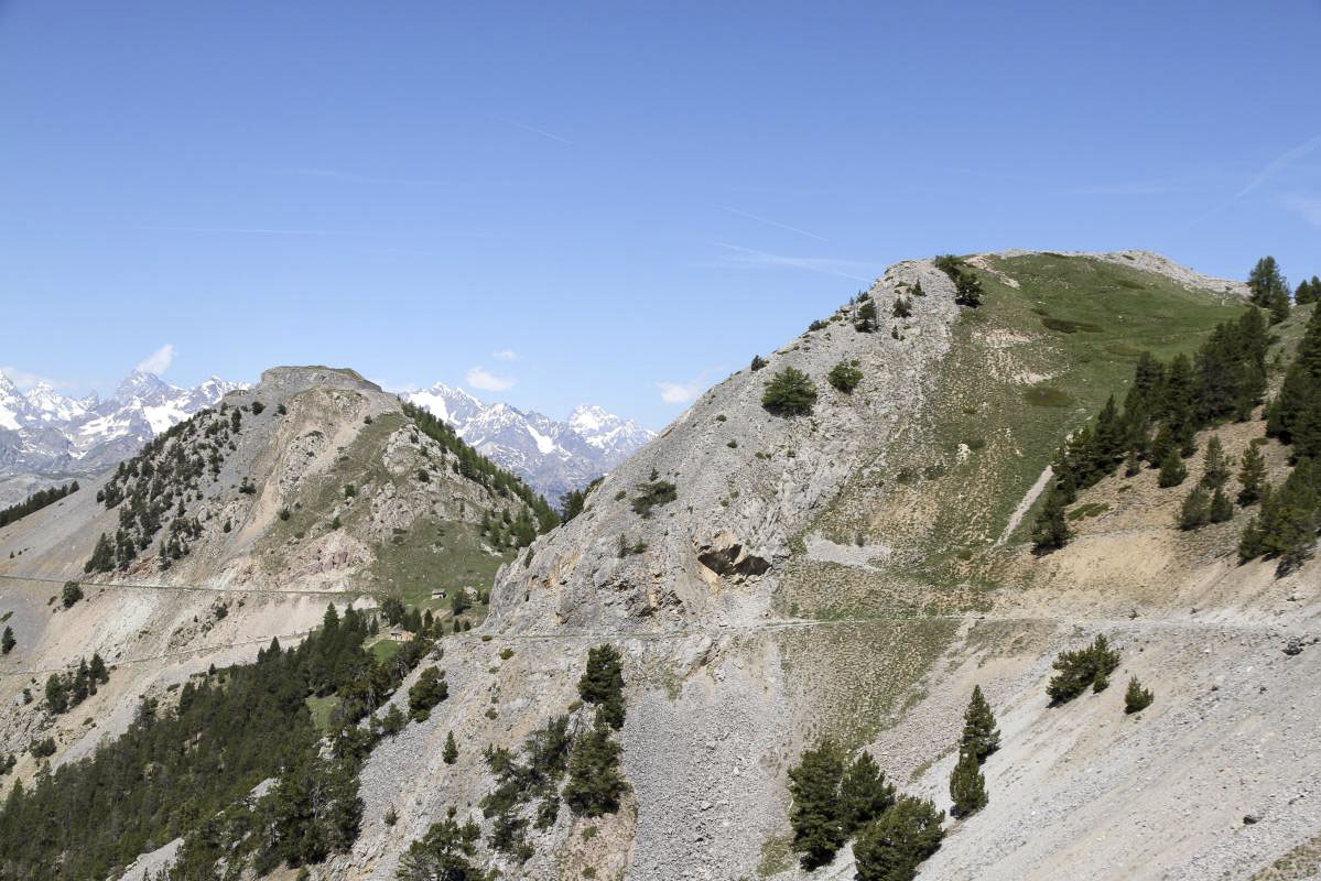 Ligne Maginot - OMBILIC SUD INFéRIEUR - (Blockhaus pour arme infanterie) - La crête de l'Ombilic à droite. A gauche le Fort de l'Infernet - Alain Perouffe