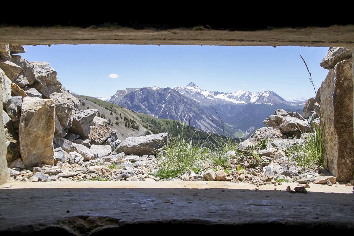 Ligne Maginot - OMBILIC SUD SUPéRIEUR - (Blockhaus pour arme infanterie) - Le magnifique plan feu. Tir sur la piste venant de la Patte d'oie - Alain Perouffe