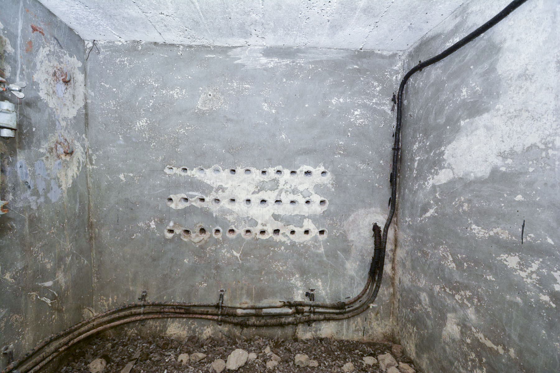 Ligne Maginot - PIED DU JANUS - (Chambre de coupure) - Entrée de câble coté plateau des Gondrans.
Câbles depuis Briançon via la chambre de coupure Gondran Camp , vers le Gondran A  et les lignes de campagne
L'usage de la  série d'orifices sur trois lignes est inexpliqué - Pascal Lambert