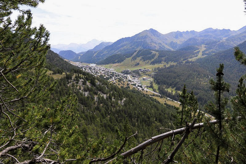 Ligne Maginot - ROCHER DE 10 HEURES 1 - (Observatoire d'artillerie) - La zone d'observation, le Col et passage de Montgenèvre. Il faut bien sûr s’imaginer beaucoup moins de constructions 'station', et pas de pistes de ski.... - Alain Perouffe