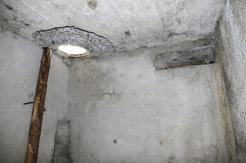 Ligne Maginot - ROCHER DE 10 HEURES 1 - (Observatoire d'artillerie) - A droite le créneau optique vers les pentes du Janus
 - Alain Perouffe
