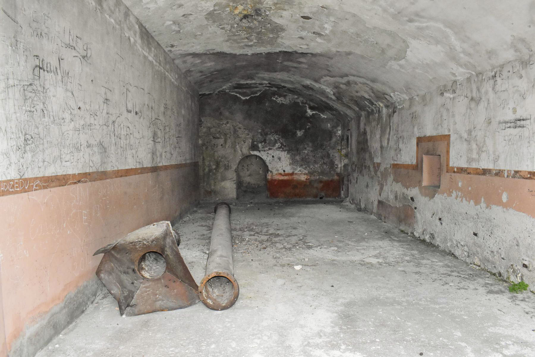 Ligne Maginot - ROCHE LA CROIX (CASERNEMENT AVANCé DE ) - (Casernement) - Casernement
Salle avec une entrée ou début de galerie au fond - Daniel Froehly