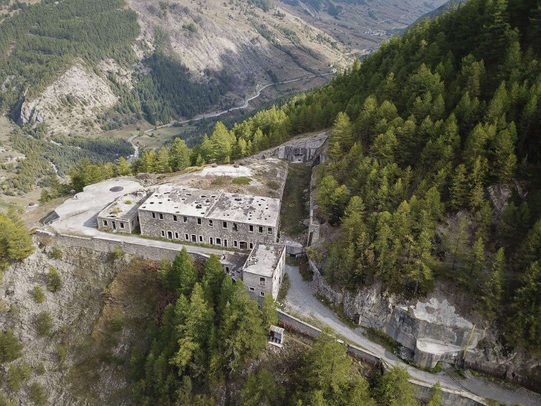 Ligne Maginot - ROCHE LA CROIX - ROC - (Ouvrage d'artillerie) - Vue d'ensemble 
Les trois bâtiments du 'casernement avancé' sont bien visibles: au premier plan l'infirmerie, derrière le bâtiment troupe et à gauche le pavillon des officiers. - ELLENA - CUNY