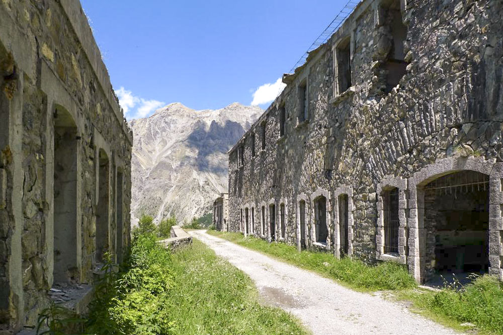 Ligne Maginot - ROCHE LA CROIX (CASERNEMENT AVANCé DE ) - (Casernement) - Casernement avancé de 1937 : à droite, bâtiment troupe, à gauche l'infirmerie - Vincent NEIRINCK