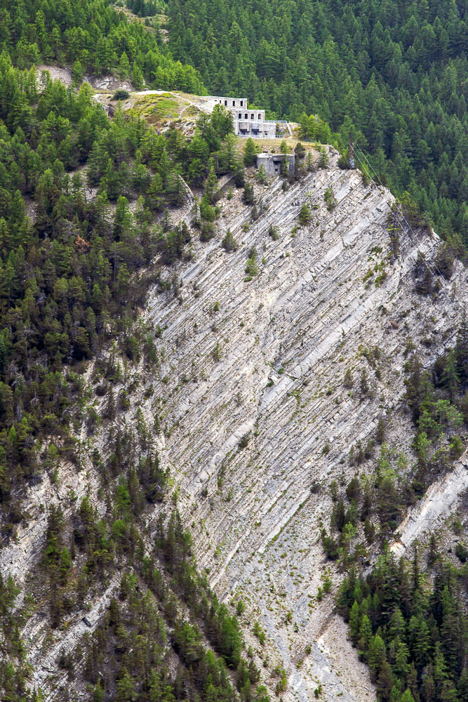 Ligne Maginot - ROCHE LA CROIX (RLC) - (Ouvrage d'artillerie) - L'ouvrage vu depuis Saint Ours Haut.
Il occupe une position vertigineuse au-dessus de la falaise qui domine l'Ubayette - Michel Teiten