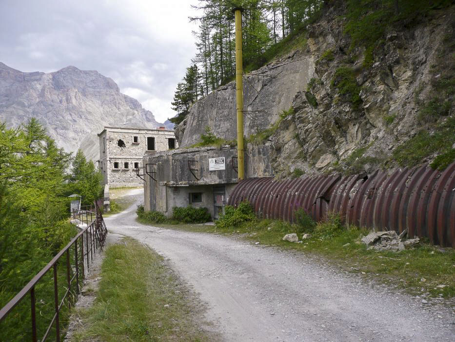 Ligne Maginot - ROCHE LA CROIX (RLC) - (Ouvrage d'artillerie) - Bloc 1 
L'entrée avec le tunnel de protection contre les intempéries et la neige sur la droite - Patrick ARMAND
