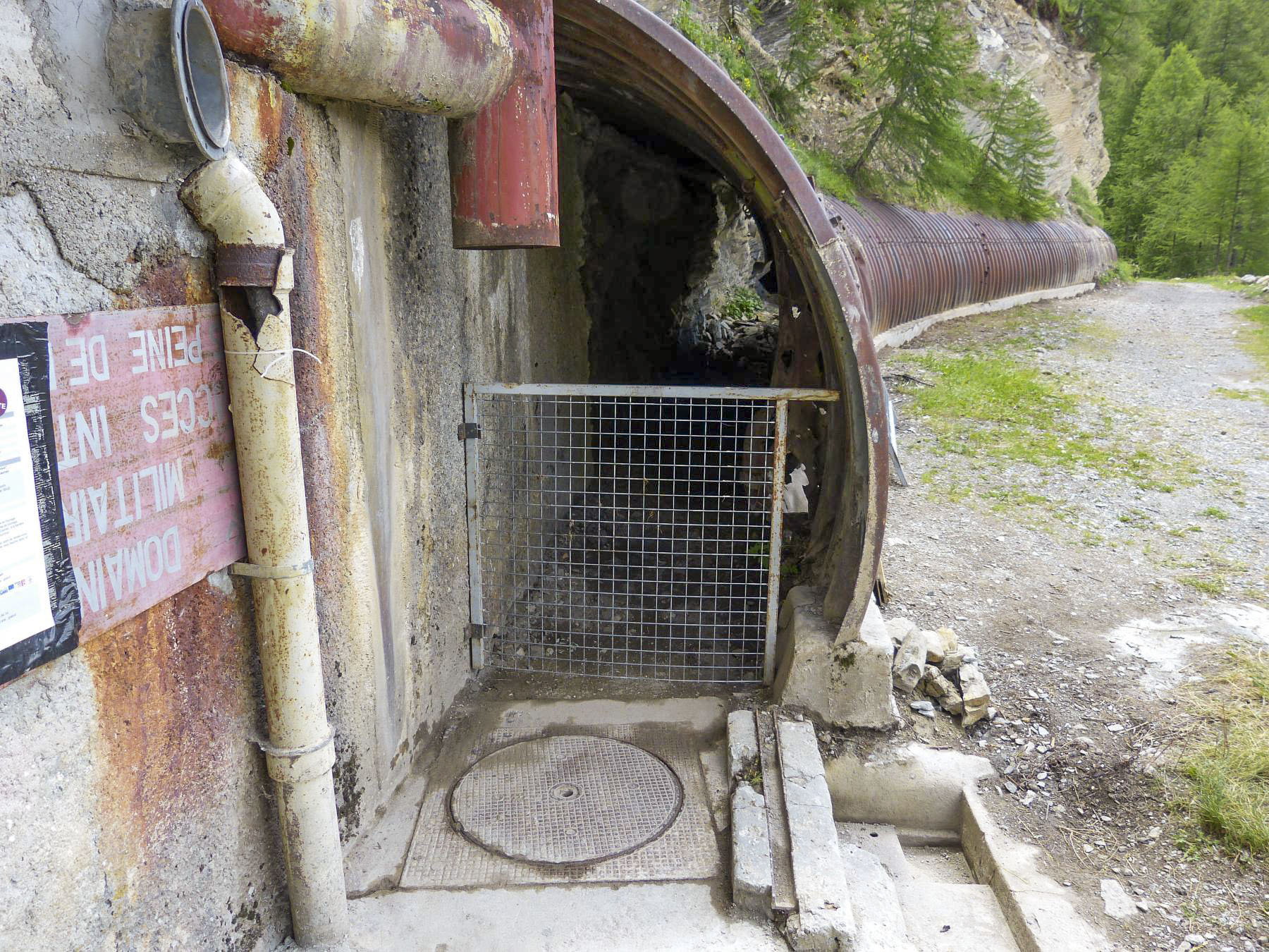Ligne Maginot - ROCHE LA CROIX (RLC) - (Ouvrage d'artillerie) - Remise en état de l'entrée du tunnel paravalanche et dégagement de la base béton - Jehan Landé - AVPVU