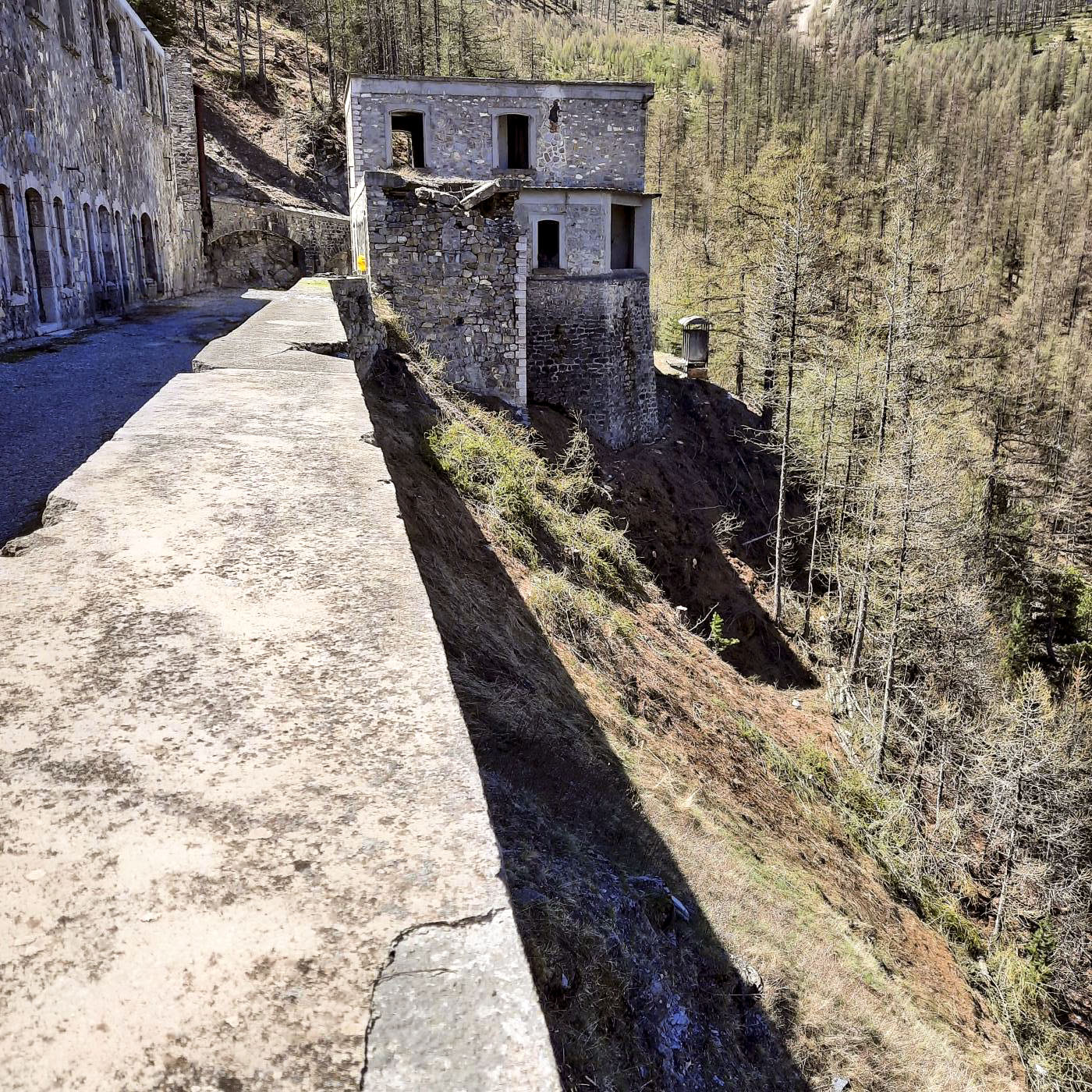 Ligne Maginot - ROCHE LA CROIX (RLC) - (Ouvrage d'artillerie) - Escarpe ouest partiellement déboisée par l'AVPVU dans le but de mettre mieux en valeur l'édicule Goux. - Jehan LANDÉ - AVPVU