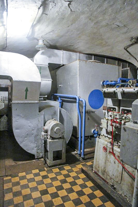 Ligne Maginot - ROCHE LA CROIX (RLC) - (Ouvrage d'artillerie) - Usine électrique
Réservoir d'eau et aéro-refroidisseur à gauche - JOLAS, Jean-Michel