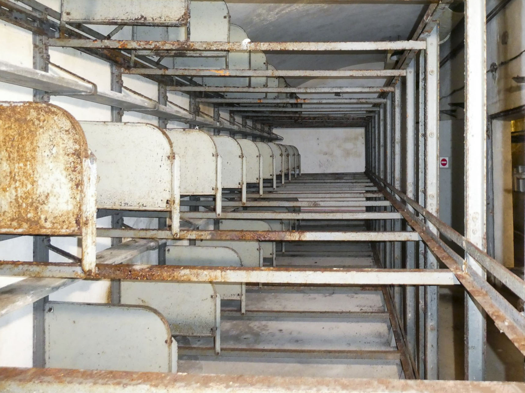 Ligne Maginot - ROCHE LA CROIX (RLC) - (Ouvrage d'artillerie) - Casernement
Chambrée avec lits sur 3 niveaux - Daniel ELLENA - Philippe CUNY