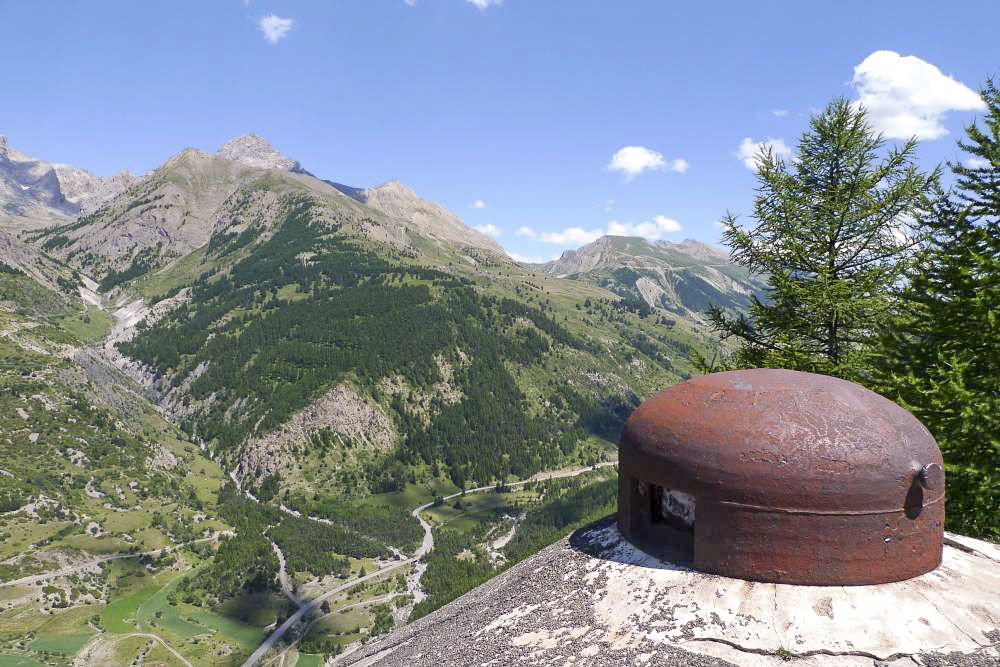 Ligne Maginot - ROCHE LA CROIX (RLC) - (Ouvrage d'artillerie) - Bloc 6
La cloche GFM  et un aperçu de la vue sur la vallée que couvrait l'observatoire - Vincent NEIRINCK
