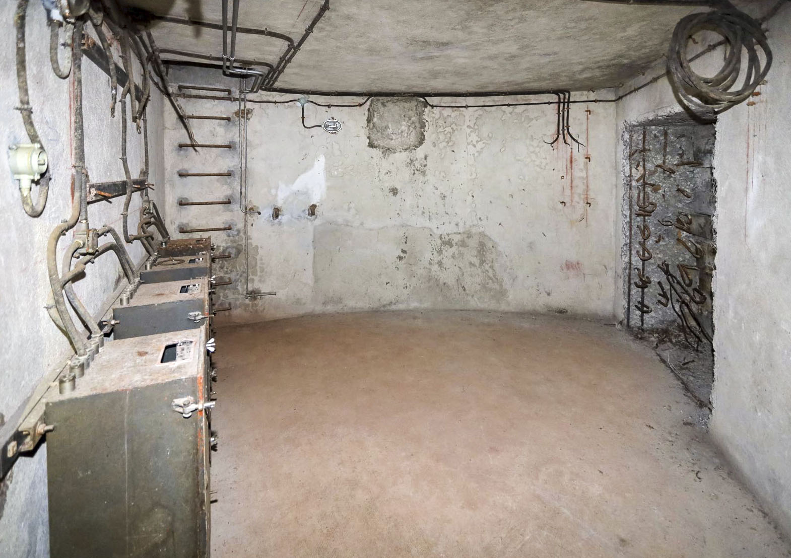 Ligne Maginot - ROCHE LA CROIX (RLC) - (Ouvrage d'artillerie) - Bloc 6
Salle du projecteur d'essai. Ouverture remurée à droite, armoires électriques à gauche, accès étage supérieur en face - JOLAS, Jean-Michel