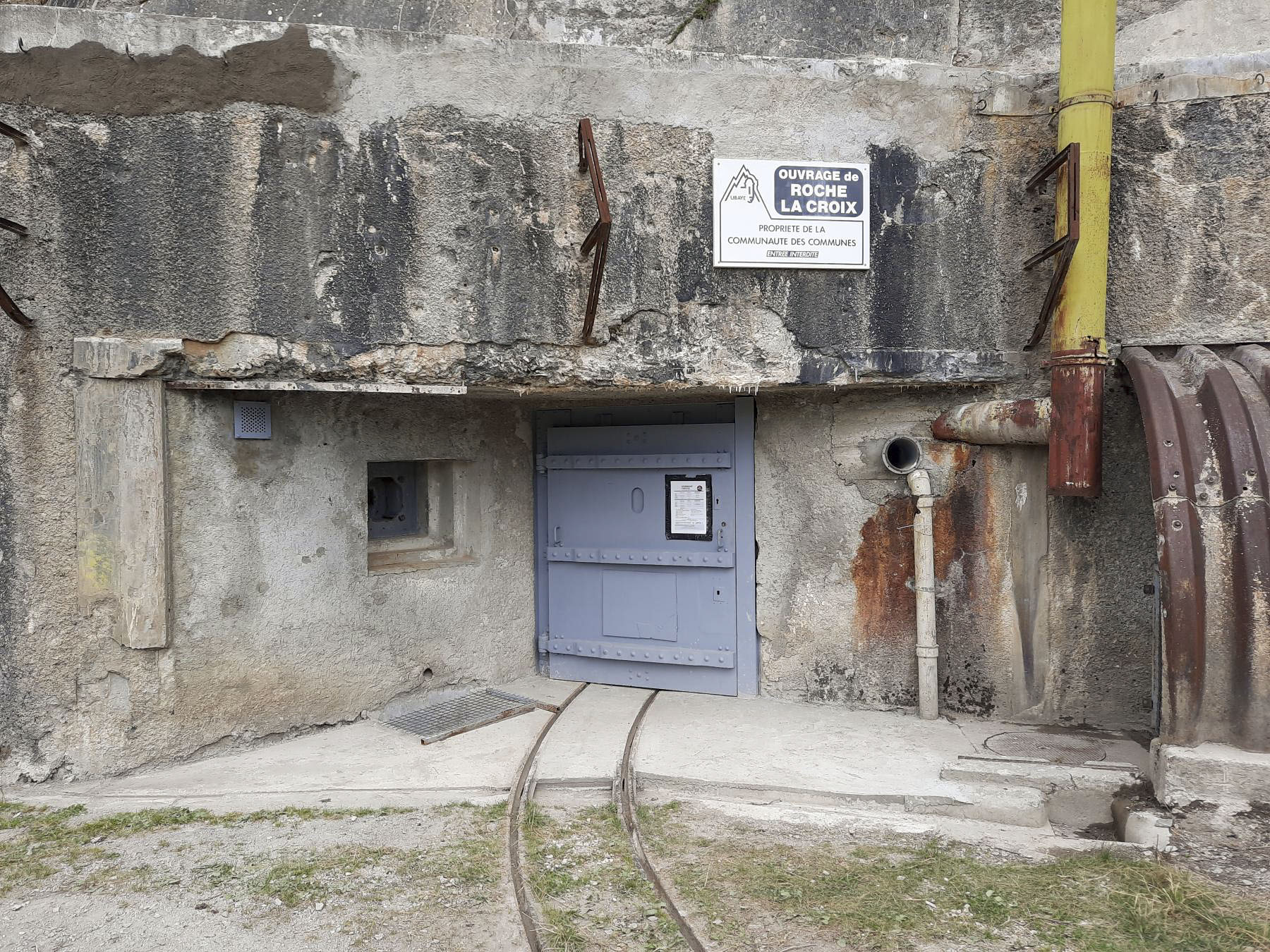 Ligne Maginot - ROCHE LA CROIX (RLC) - (Ouvrage d'artillerie) - L'entrée aujourd'hui (2020). Un important travail de restauration est fait sous l'égide de l'AVPVU pour réparer les dégâts du temps. Même la voie de 60 retrouve sa jeunesse. - Jehan Landé