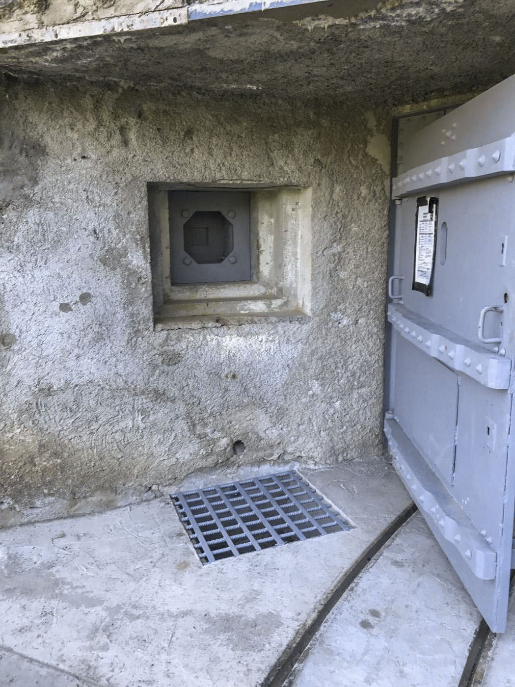 Ligne Maginot - ROCHE LA CROIX (RLC) - (Ouvrage d'artillerie) - Bloc 1
Après dégagement et mise en peinture - Jehan Landé