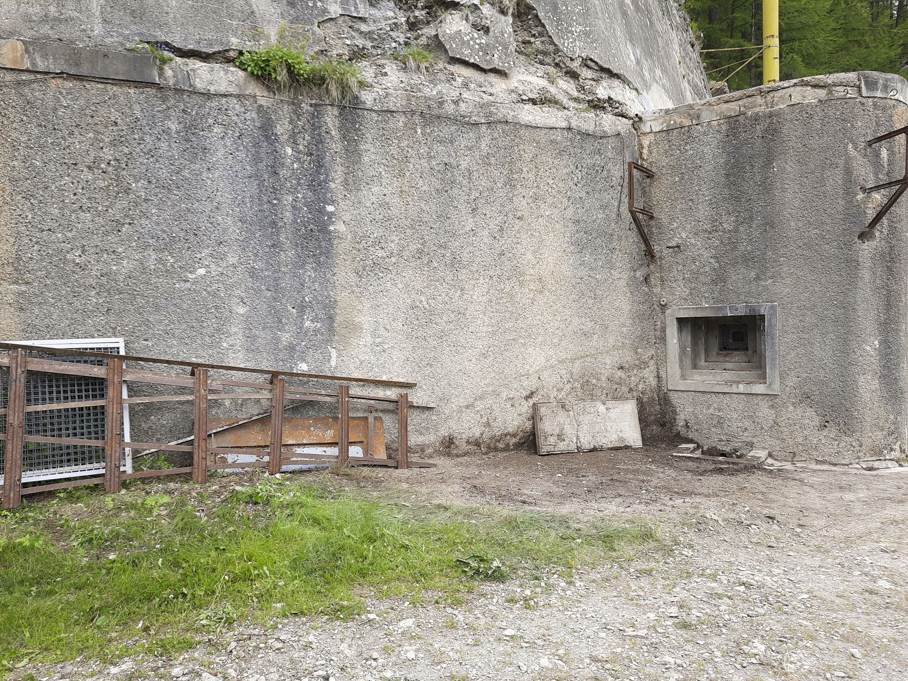 Ligne Maginot - ROCHE LA CROIX (RLC) - (Ouvrage d'artillerie) - Après dégagement.
Voir la fosse à douilles - Jehan Landé