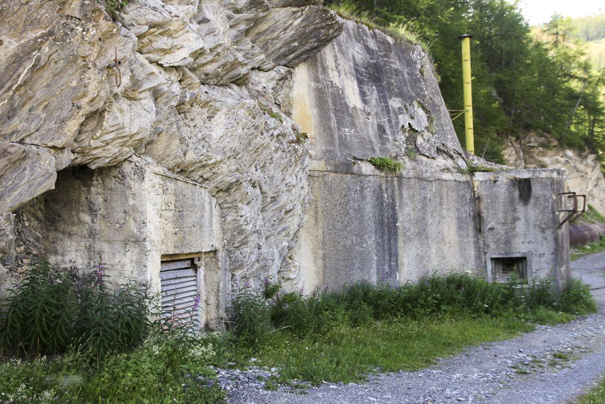 Ligne Maginot - ROCHE LA CROIX (RLC) - (Ouvrage d'artillerie) - Bloc 1
A gauche, la prise d'air principale de l'ouvrage - JOLAS, Jean-Michel