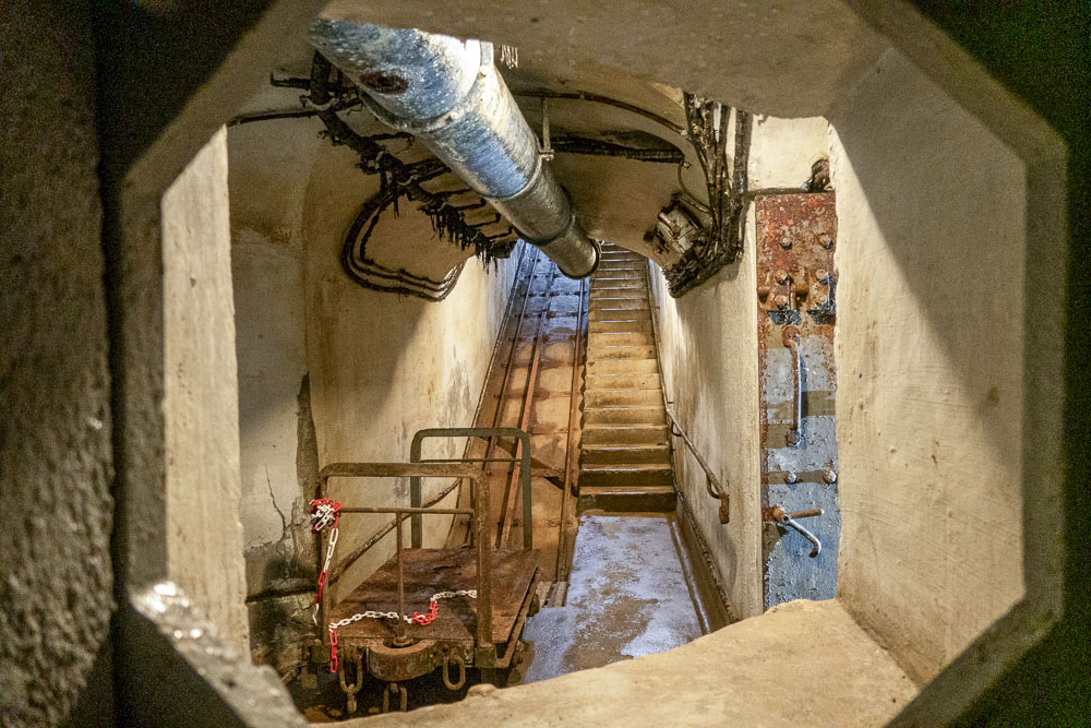 Ligne Maginot - ROCHE LA CROIX (RLC) - (Ouvrage d'artillerie) - Bloc 1
Le plan incliné vu depuis l'un des deux créneaux FM de défense - Michel Teiten
