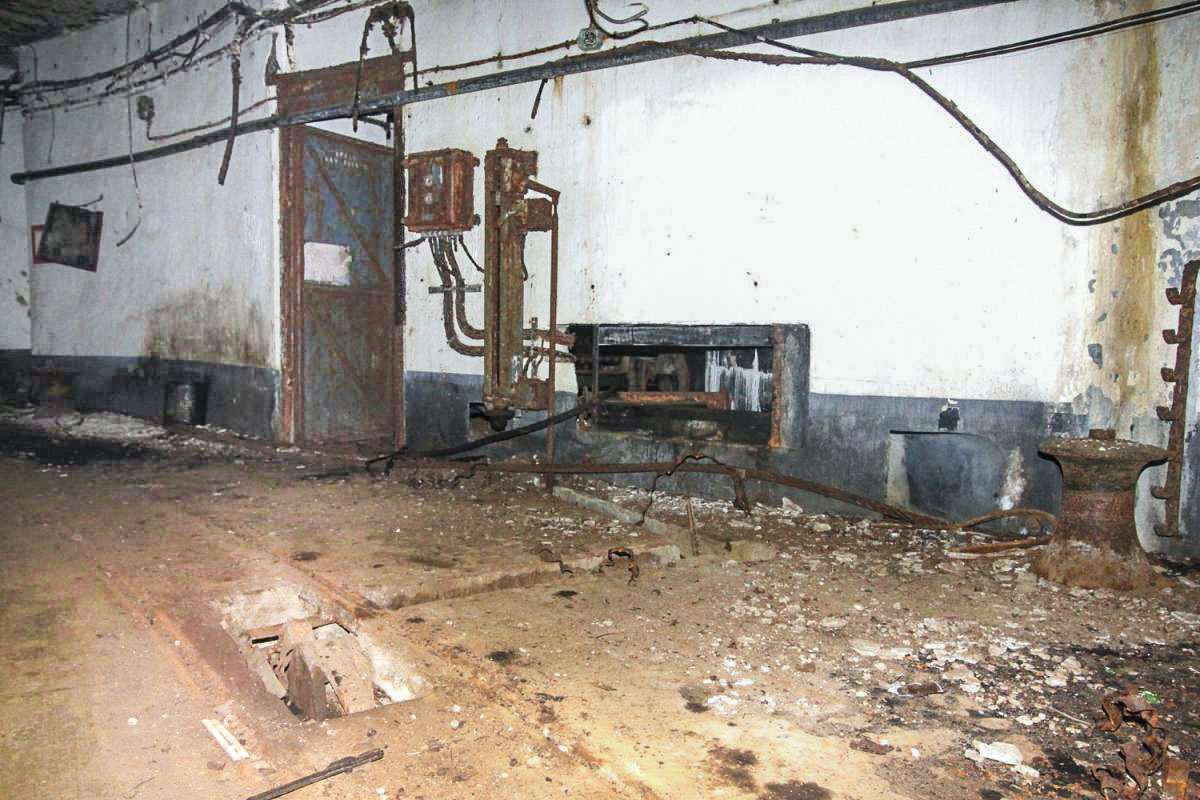 Ligne Maginot - Treuil Crozet-Fourneyron - Ouvrage de Molvange
A l'avant plan au centre de la voie de 60, le sabot de blocage des rames .
A l'arrière plan, à gauche, le boitier de commande et de signalisation et la vis sans fin détectant la position de la rame
Au centre, la sortie du câble du treuil principal
A droite, la sortie du câble du treuil de manoeuvre et son cabestan de renvoi.