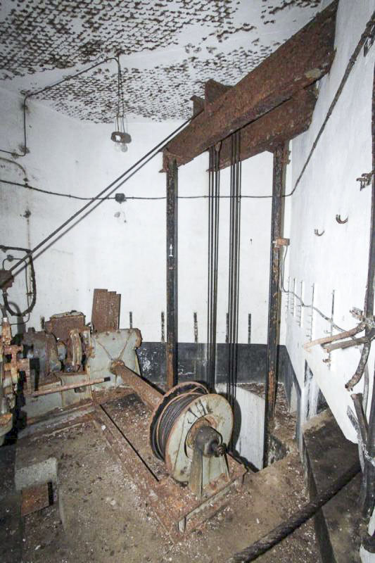 Ligne Maginot - Treuil Crozet-Fourneyron - Ouvrage de Molvange
Le treuil de manoeuvre auxiliaire du plan incliné de l'entrée munitions et la potence du contrepoids du treuil principal