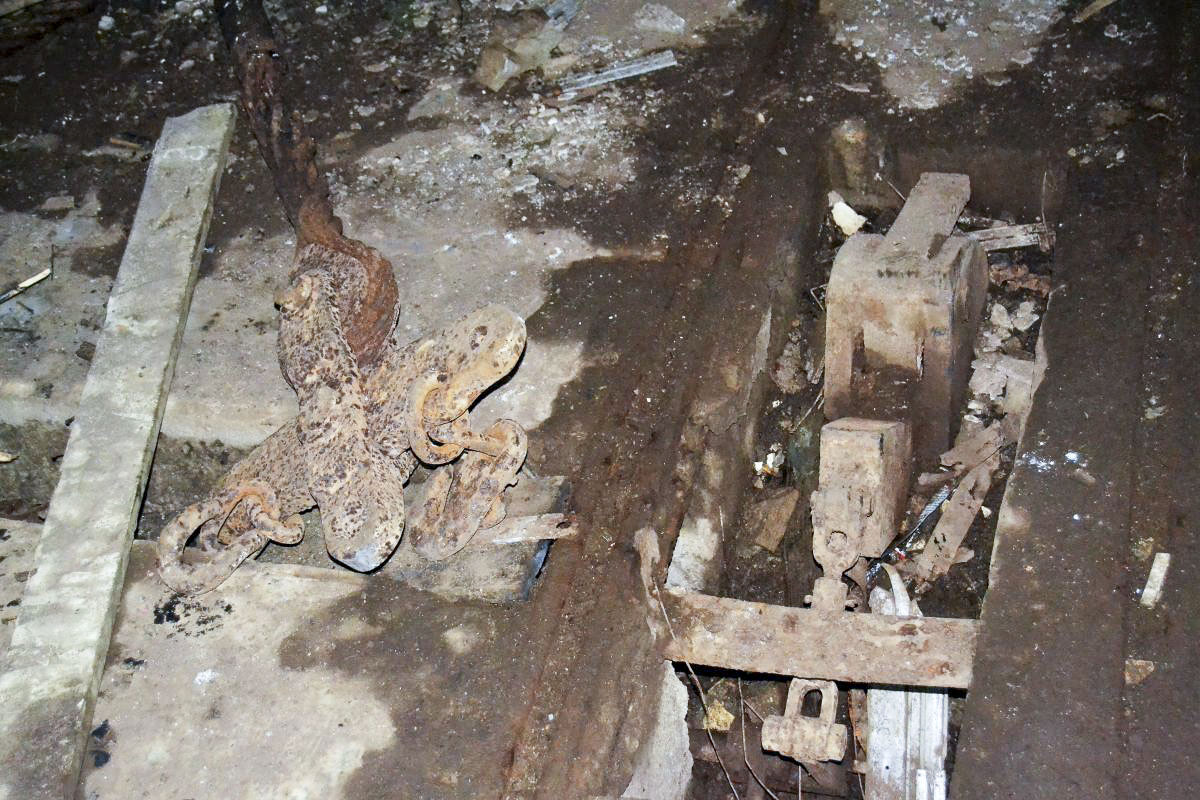 Ligne Maginot - Treuil Crozet-Fourneyron - Ouvrage de Molvange
Le sabot de blocage des wagons en haut du plan incliné.
Il est commandé par un système de tringlerie lui même actionné par la vis sans fin liée au treuil principal.
Le système d'accrochage type Nord-Est du câble principal est visible sur la gauche de la photo