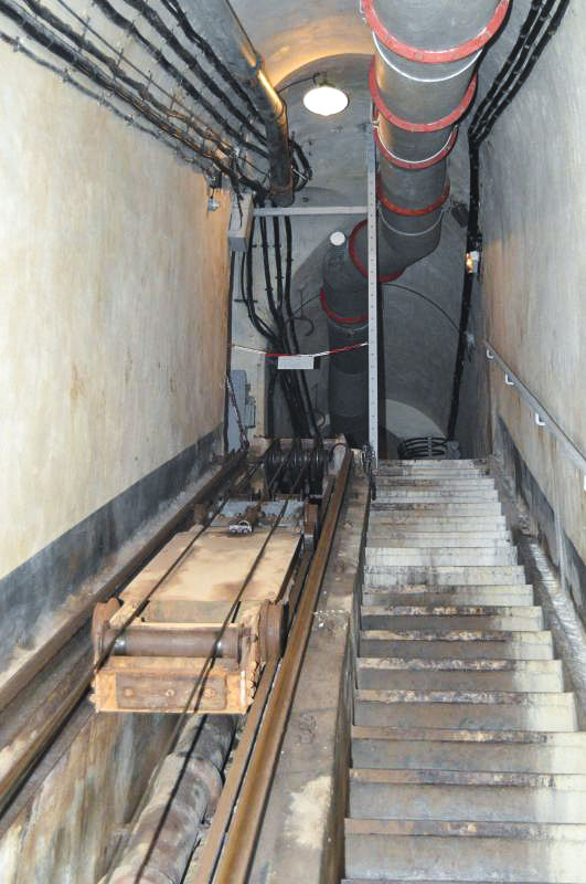 Ligne Maginot - Ouvrage de Saint-Roch - Monte-wagonnets équipant le plan incliné du bloc 4 de l'ouvrage
Les poulies de renvoi de la station haute et le contrepoids sur sa voie de roulement spécifique