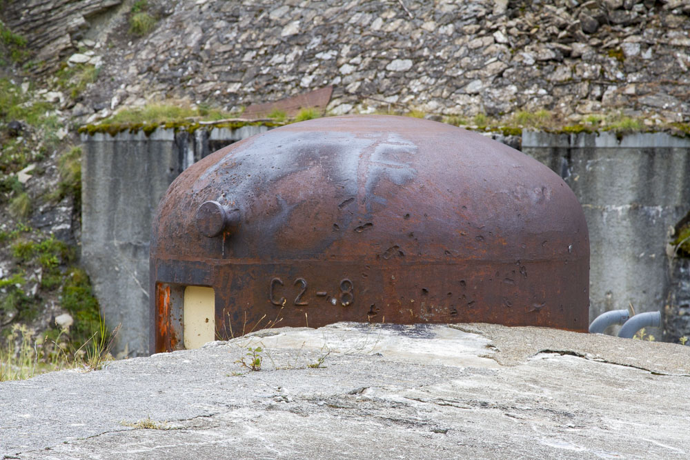 Ligne Maginot - ROCHE LA CROIX (RLC) - (Ouvrage d'artillerie) - Bloc 4
Cloche GFM avec le Bloc 2 à l'arrière-plan.
Noter le marquage 'C2-8' - Michel Teiten