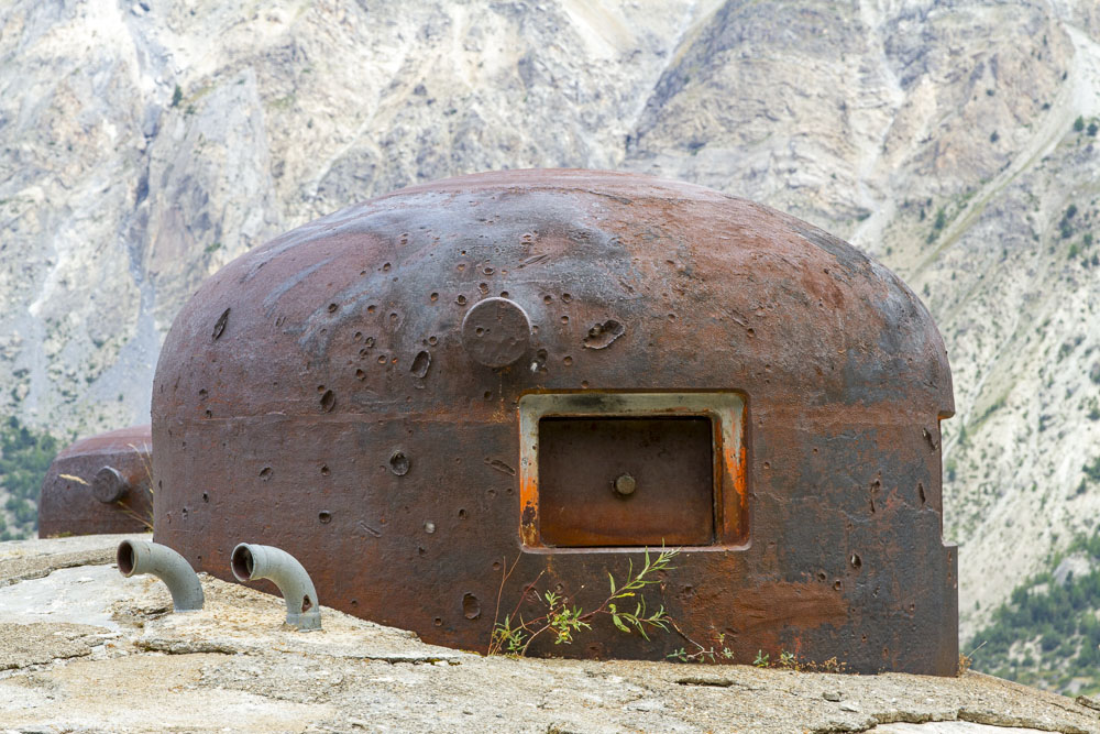 Ligne Maginot - ROCHE LA CROIX (RLC) - (Ouvrage d'artillerie) - Bloc 4
Cloche GFM avec de nombreuses traces d'impact.
Noter les évents pour l'évacuation des fumées résultant des tirs depuis le caisson à douille de la cloche  - Michel Teiten