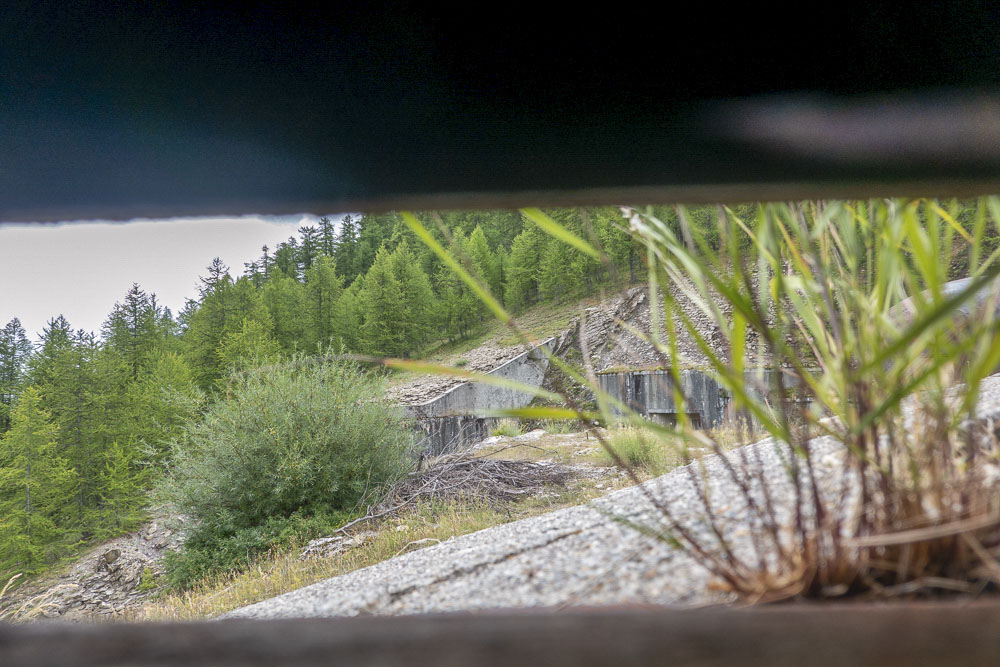 Ligne Maginot - ROCHE LA CROIX (RLC) - (Ouvrage d'artillerie) - Bloc 4
Blocs 2 et 3 vus à travers l'un des créneaux de la cloche VDP. On devine la cloche GFM tout à droite derrière les herbes. - Michel Teiten