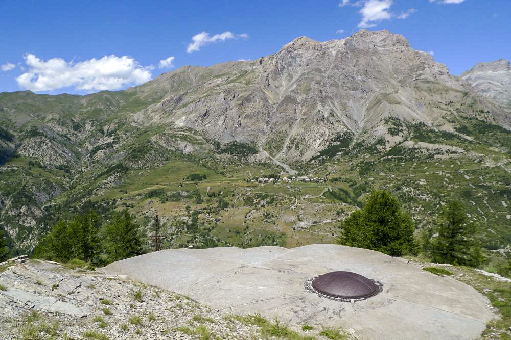 Ligne Maginot - ROCHE LA CROIX (RLC) - (Ouvrage d'artillerie) - Bloc 5
La tourelle de 75 et et la vallée en contrebas - Vincent NEIRINCK