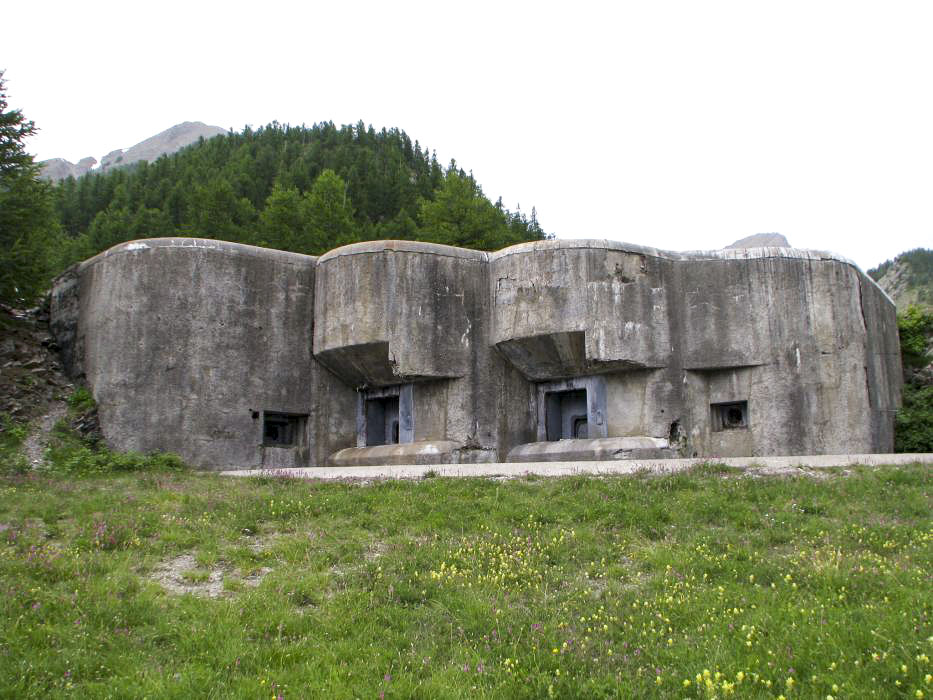 Ligne Maginot - ROCHE LA CROIX (RLC) - (Ouvrage d'artillerie) - Bloc 5
Les deux créneaux pour mortiers de 75 mm mle 31 couvrant le plateau de Mallemort. - Patrick ARMAND