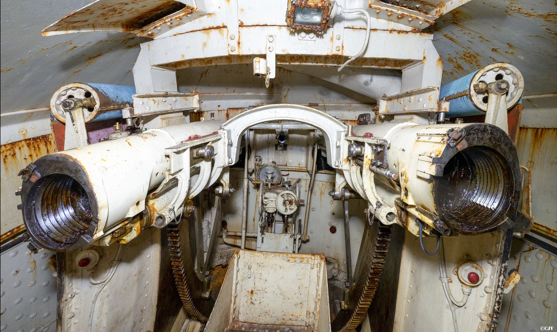 Ligne Maginot - ROCHE LA CROIX (RLC) - (Ouvrage d'artillerie) - Bloc 5
Tourelle 75/33
Chambre de tir avec les deux tubes de 75 - Lia VERMEULEN