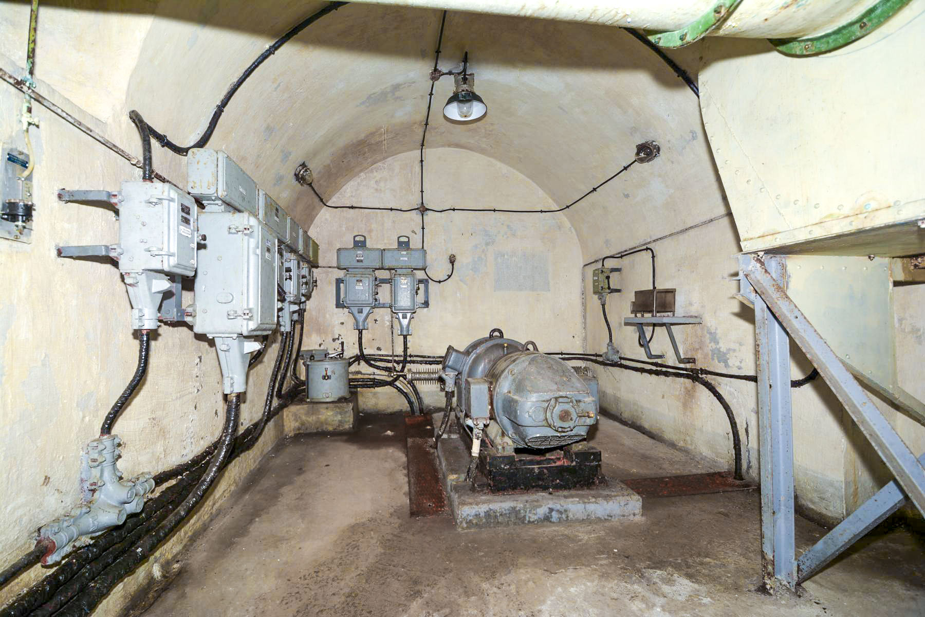 Ligne Maginot - ROCHE LA CROIX (RLC) - (Ouvrage d'artillerie) - Bloc 5
La sous station du bloc avec le convertisseur 220V alternatif - 110 V continus pour la tourelle
À droite, un réchaud pour la régénération des cartouches et sachets de Silicagel - Pascal Lambert