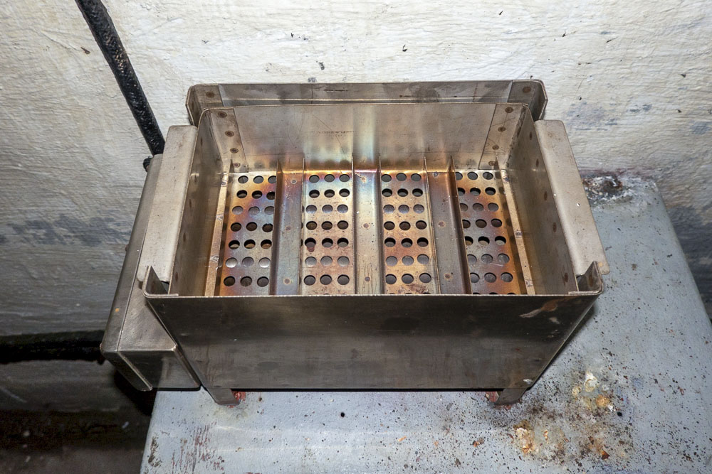 Ligne Maginot - ROCHE LA CROIX (ROC) - (Ouvrage d'artillerie) - Bloc 5 
Sous-station : réchaud pour cartouches Silicagel