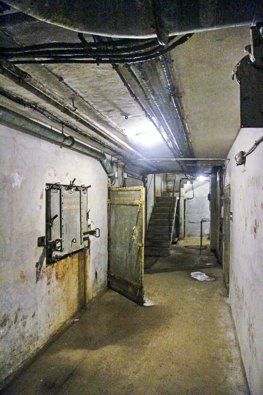 Ligne Maginot - ROCHE LA CROIX (RLC) - (Ouvrage d'artillerie) - Bloc 5
Étage inférieur: à gauche le récepteur de douilles de 75, et en au fond l'escalier vers les étages supérieurs ainsi que l'issue de secours et la trappe vers bloc 6 - JOLAS, Jean-Michel